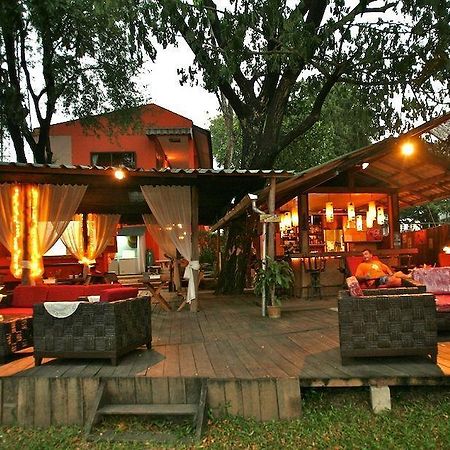 Hollanda Montri Guesthouse Чиангмай Экстерьер фото