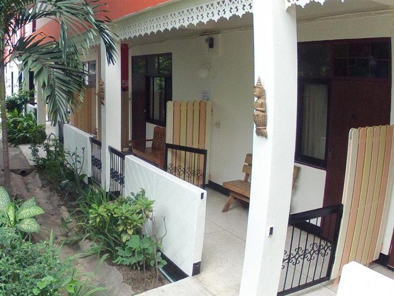 Hollanda Montri Guesthouse Чиангмай Экстерьер фото