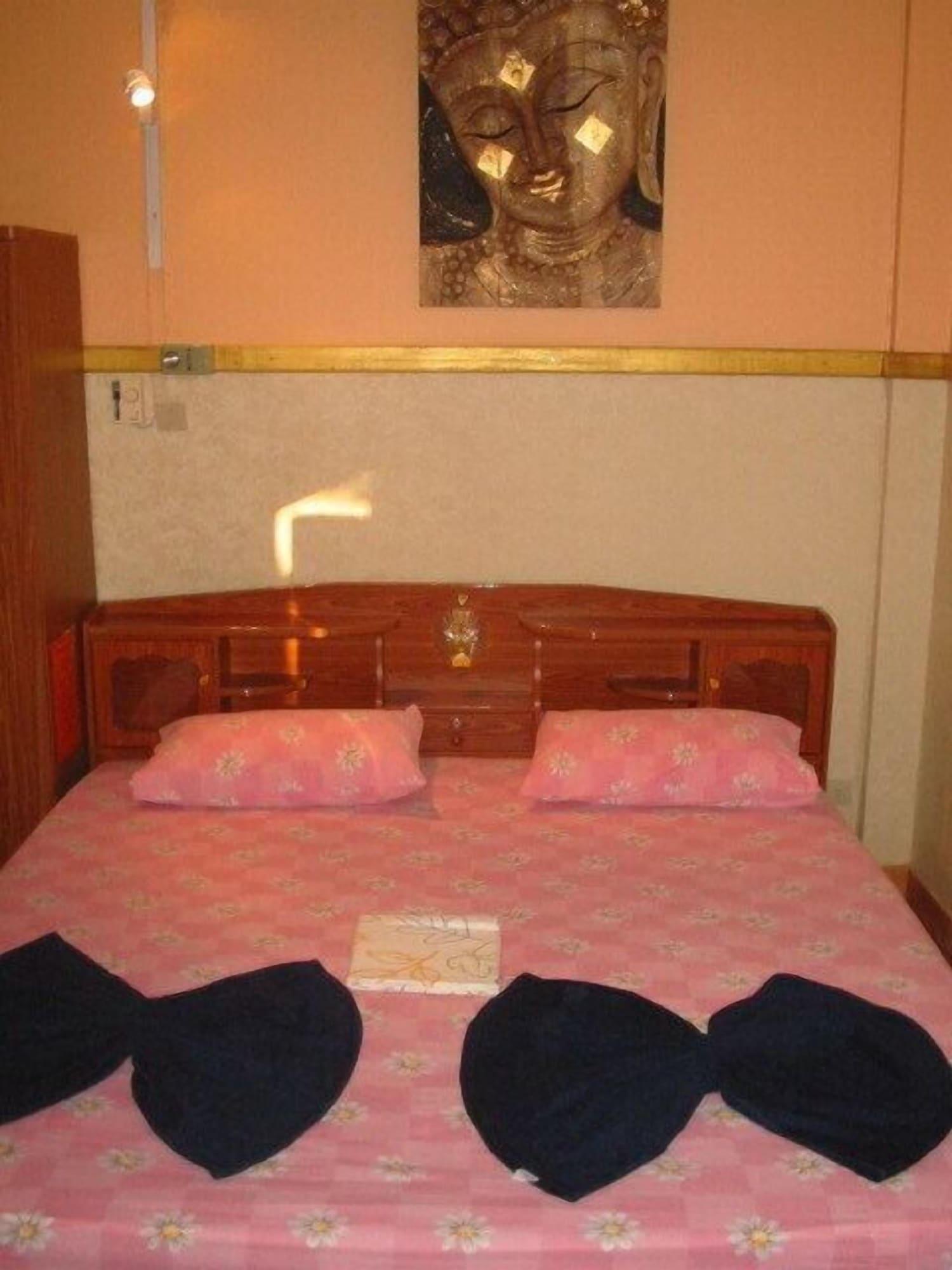 Hollanda Montri Guesthouse Чиангмай Экстерьер фото