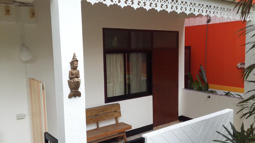 Hollanda Montri Guesthouse Чиангмай Экстерьер фото