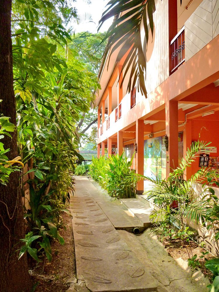 Hollanda Montri Guesthouse Чиангмай Экстерьер фото