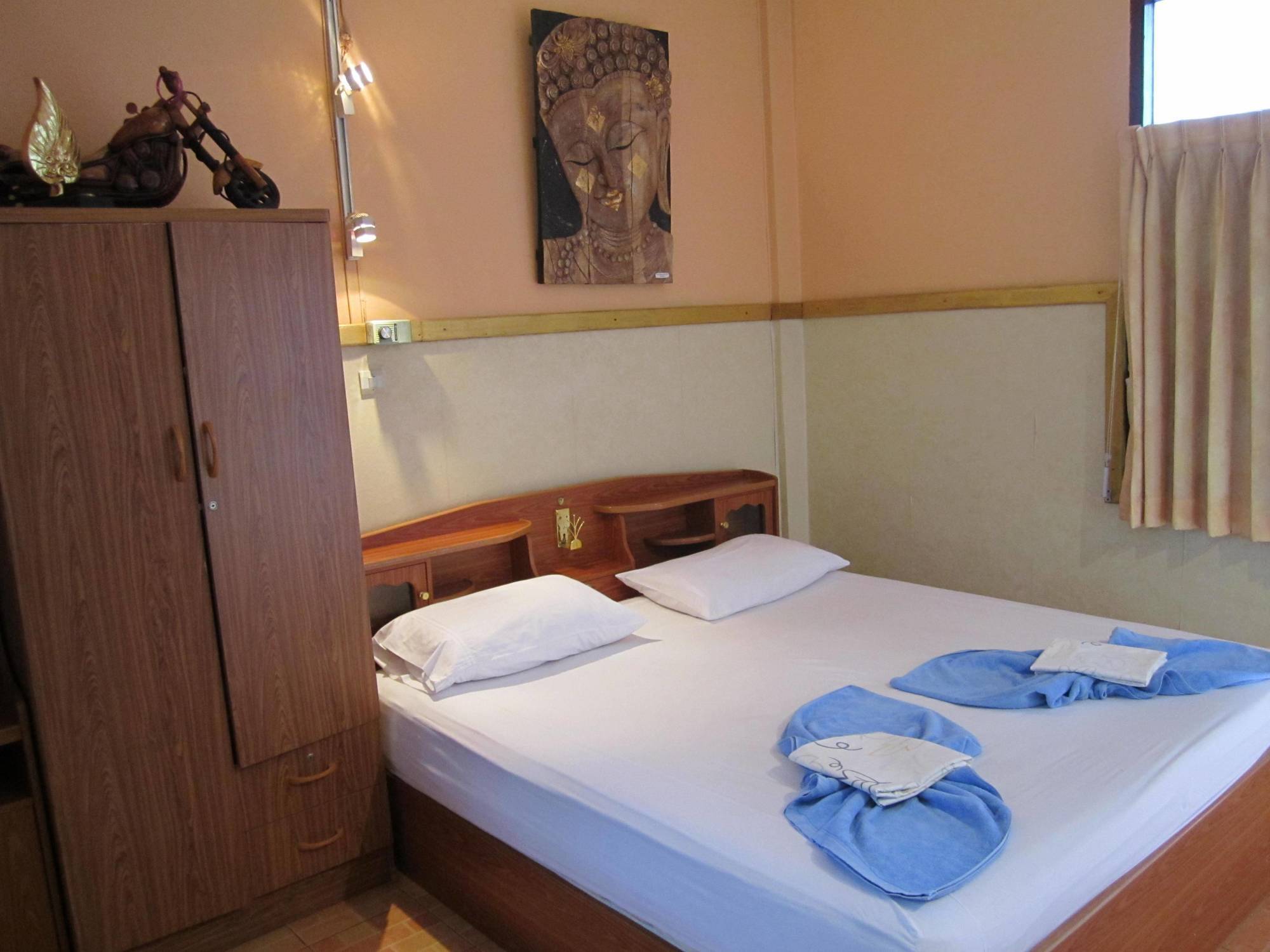 Hollanda Montri Guesthouse Чиангмай Экстерьер фото