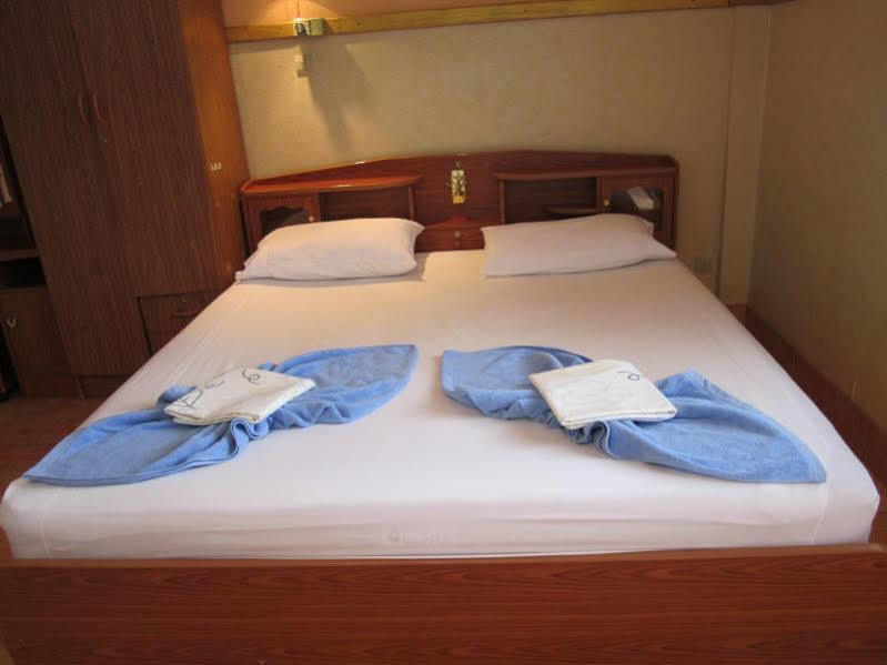 Hollanda Montri Guesthouse Чиангмай Экстерьер фото