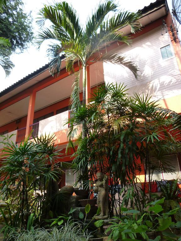 Hollanda Montri Guesthouse Чиангмай Экстерьер фото