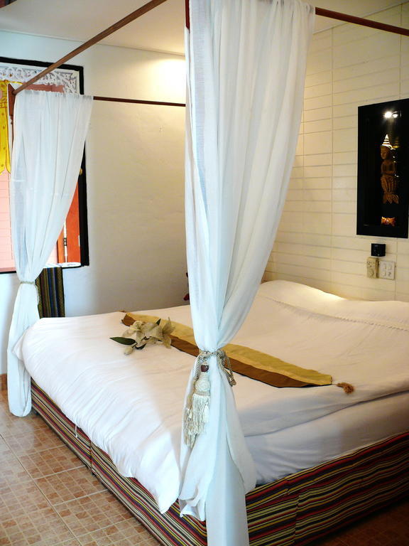 Hollanda Montri Guesthouse Чиангмай Экстерьер фото